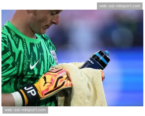 特写瞬间：兰斯门将迪乌夫扑出点球后，与后卫紧紧相拥庆祝。