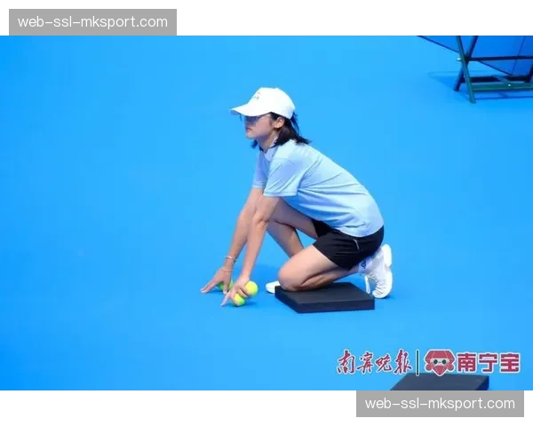 赛场暖心一幕：球童迅速捡回皮球，助攻主队快速发出边线球形成进球